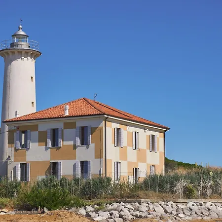 Bright With Private Garden Apartment